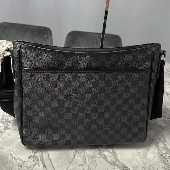 Authentic Louis Vuitton
Damier Graphite Shoulder Bag MM Messenger bag - Picture 10 of 13